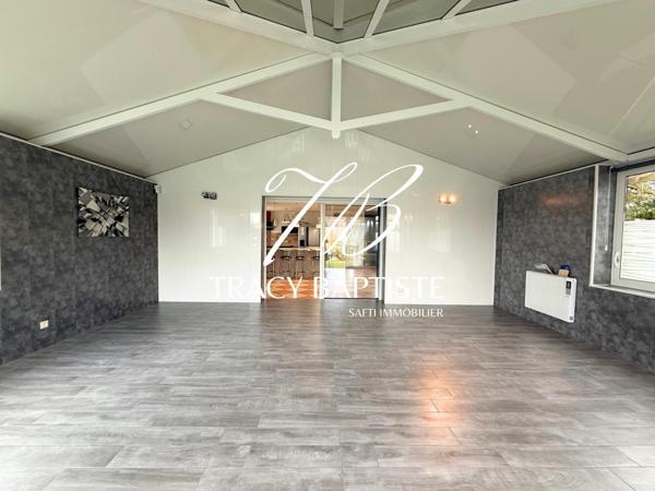 Belle maison plain-pied 4 chambres avec grand jardin, piscine et nombreuses dépendances