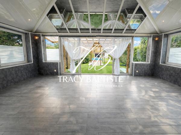 Belle maison plain-pied 4 chambres avec grand jardin, piscine et nombreuses dépendances