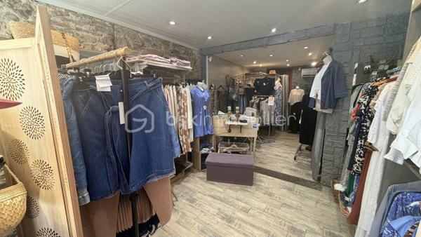 Idéalement situé en plein cœur du centre-ville de Six-Fours-les-Plages, récemment dynamisé par l'arrivée de nouveaux commerces attractifs, ce fonds de commerce de prêt-à-porter bénéficie d'un emplacement de choix et d'une excellente visibilité.

Entièrement rénovée, la boutique offre un espace de vente chaleureux et fonctionnel comprenant :
Une belle vitrine pour mettre en valeur vos collections et nouveautés.
Une cabine d'essayage.
Une pièce de stockage.
Une climatisation.
Un sol en carrelage, facile d'entretien.

Le fonds est vendu avec le stock restant ainsi que tout le matériel en place, permettant une reprise immédiate de l'activité dans les meilleures conditions.

Présente depuis 21 ans, cette enseigne a su fidéliser une clientèle locale et touristique. La boutique distribue notamment la marque Molly Bracken, appréciée pour ses collections tendance et féminines.

Que vous soyez jeune entrepreneur, en reconversion ou professionnel confirmé, cette opportunité est idéale pour démarrer ou développer votre activité dans un environnement commercial dynamique.

Le loyer de 720 euros est minime par rapport à l'emplacement, bail allant jusqu'a 2031 en 3/6/9.
Une belle opportunité à découvrir sans tarder !