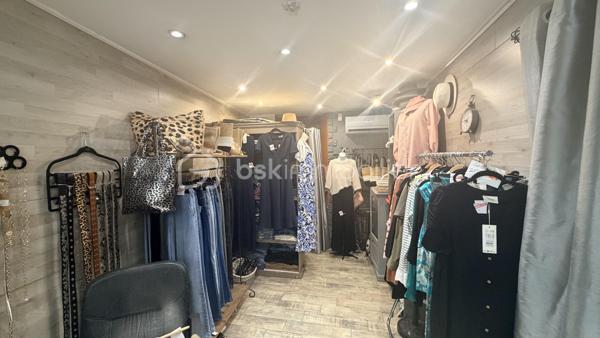 Idéalement situé en plein cœur du centre-ville de Six-Fours-les-Plages, récemment dynamisé par l'arrivée de nouveaux commerces attractifs, ce fonds de commerce de prêt-à-porter bénéficie d'un emplacement de choix et d'une excellente visibilité.

Entièrement rénovée, la boutique offre un espace de vente chaleureux et fonctionnel comprenant :
Une belle vitrine pour mettre en valeur vos collections et nouveautés.
Une cabine d'essayage.
Une pièce de stockage.
Une climatisation.
Un sol en carrelage, facile d'entretien.

Le fonds est vendu avec le stock restant ainsi que tout le matériel en place, permettant une reprise immédiate de l'activité dans les meilleures conditions.

Présente depuis 21 ans, cette enseigne a su fidéliser une clientèle locale et touristique. La boutique distribue notamment la marque Molly Bracken, appréciée pour ses collections tendance et féminines.

Que vous soyez jeune entrepreneur, en reconversion ou professionnel confirmé, cette opportunité est idéale pour démarrer ou développer votre activité dans un environnement commercial dynamique.

Le loyer de 720 euros est minime par rapport à l'emplacement, bail allant jusqu'a 2031 en 3/6/9.
Une belle opportunité à découvrir sans tarder !