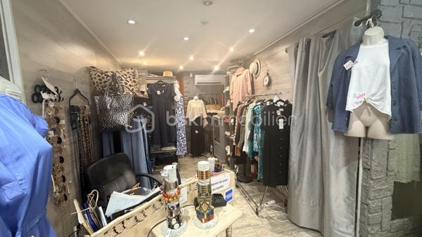 Idéalement situé en plein cœur du centre-ville de Six-Fours-les-Plages, récemment dynamisé par l'arrivée de nouveaux commerces attractifs, ce fonds de commerce de prêt-à-porter bénéficie d'un emplacement de choix et d'une excellente visibilité.

Entièrement rénovée, la boutique offre un espace de vente chaleureux et fonctionnel comprenant :
Une belle vitrine pour mettre en valeur vos collections et nouveautés.
Une cabine d'essayage.
Une pièce de stockage.
Une climatisation.
Un sol en carrelage, facile d'entretien.

Le fonds est vendu avec le stock restant ainsi que tout le matériel en place, permettant une reprise immédiate de l'activité dans les meilleures conditions.

Présente depuis 21 ans, cette enseigne a su fidéliser une clientèle locale et touristique. La boutique distribue notamment la marque Molly Bracken, appréciée pour ses collections tendance et féminines.

Que vous soyez jeune entrepreneur, en reconversion ou professionnel confirmé, cette opportunité est idéale pour démarrer ou développer votre activité dans un environnement commercial dynamique.

Le loyer de 720 euros est minime par rapport à l'emplacement, bail allant jusqu'a 2031 en 3/6/9.
Une belle opportunité à découvrir sans tarder !