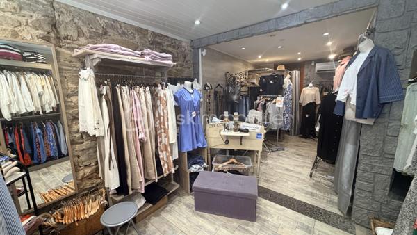 Idéalement situé en plein cœur du centre-ville de Six-Fours-les-Plages, récemment dynamisé par l'arrivée de nouveaux commerces attractifs, ce fonds de commerce de prêt-à-porter bénéficie d'un emplacement de choix et d'une excellente visibilité.

Entièrement rénovée, la boutique offre un espace de vente chaleureux et fonctionnel comprenant :
Une belle vitrine pour mettre en valeur vos collections et nouveautés.
Une cabine d'essayage.
Une pièce de stockage.
Une climatisation.
Un sol en carrelage, facile d'entretien.

Le fonds est vendu avec le stock restant ainsi que tout le matériel en place, permettant une reprise immédiate de l'activité dans les meilleures conditions.

Présente depuis 21 ans, cette enseigne a su fidéliser une clientèle locale et touristique. La boutique distribue notamment la marque Molly Bracken, appréciée pour ses collections tendance et féminines.

Que vous soyez jeune entrepreneur, en reconversion ou professionnel confirmé, cette opportunité est idéale pour démarrer ou développer votre activité dans un environnement commercial dynamique.

Le loyer de 720 euros est minime par rapport à l'emplacement, bail allant jusqu'a 2031 en 3/6/9.
Une belle opportunité à découvrir sans tarder !