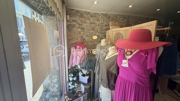 Idéalement situé en plein cœur du centre-ville de Six-Fours-les-Plages, récemment dynamisé par l'arrivée de nouveaux commerces attractifs, ce fonds de commerce de prêt-à-porter bénéficie d'un emplacement de choix et d'une excellente visibilité.

Entièrement rénovée, la boutique offre un espace de vente chaleureux et fonctionnel comprenant :
Une belle vitrine pour mettre en valeur vos collections et nouveautés.
Une cabine d'essayage.
Une pièce de stockage.
Une climatisation.
Un sol en carrelage, facile d'entretien.

Le fonds est vendu avec le stock restant ainsi que tout le matériel en place, permettant une reprise immédiate de l'activité dans les meilleures conditions.

Présente depuis 21 ans, cette enseigne a su fidéliser une clientèle locale et touristique. La boutique distribue notamment la marque Molly Bracken, appréciée pour ses collections tendance et féminines.

Que vous soyez jeune entrepreneur, en reconversion ou professionnel confirmé, cette opportunité est idéale pour démarrer ou développer votre activité dans un environnement commercial dynamique.

Le loyer de 720 euros est minime par rapport à l'emplacement, bail allant jusqu'a 2031 en 3/6/9.
Une belle opportunité à découvrir sans tarder !
