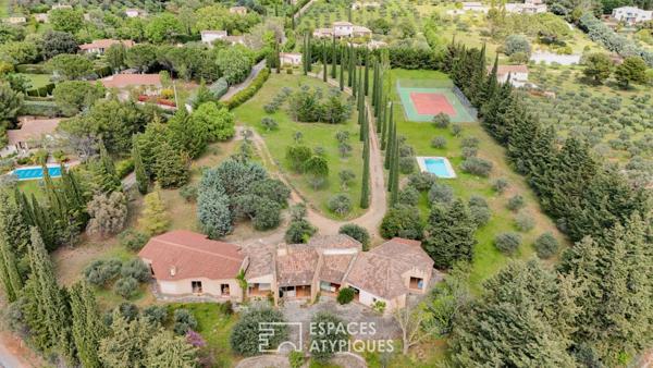 Architecture sculpturale, oliveraie, piscine et tennis