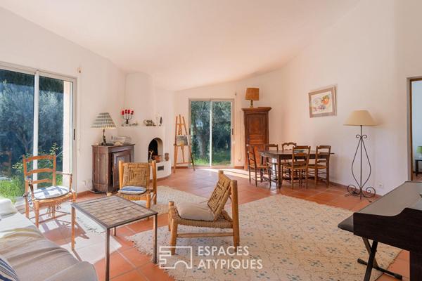 Architecture sculpturale, oliveraie, piscine et tennis