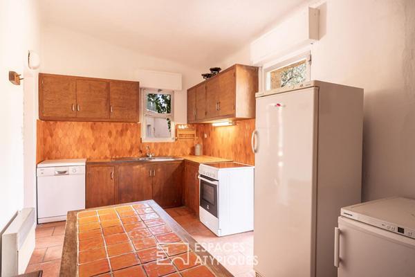 Architecture sculpturale, oliveraie, piscine et tennis