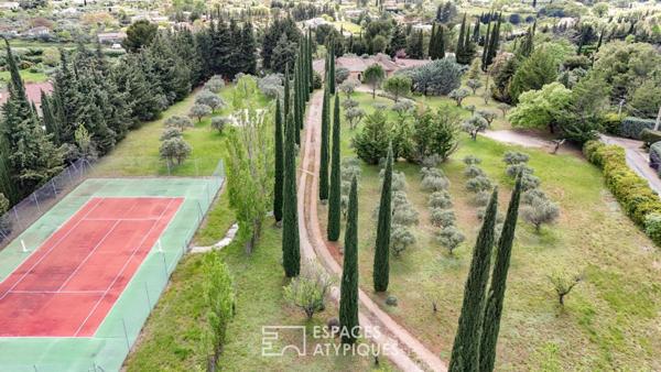 Architecture sculpturale, oliveraie, piscine et tennis