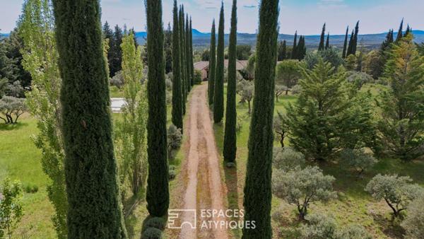 Architecture sculpturale, oliveraie, piscine et tennis