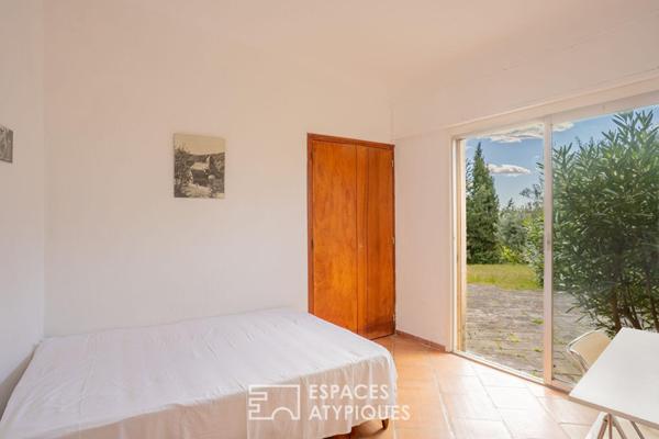 Architecture sculpturale, oliveraie, piscine et tennis