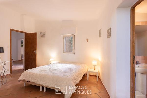 Architecture sculpturale, oliveraie, piscine et tennis