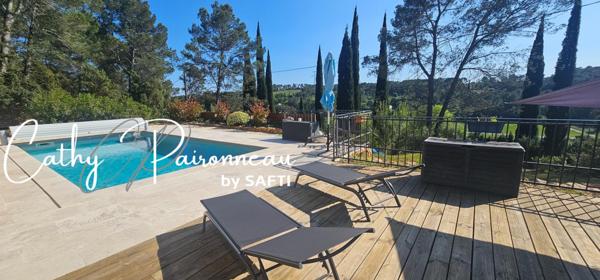 Élégance contemporaine de plain-pied et vue dominante dans un cadre verdoyant et préservé