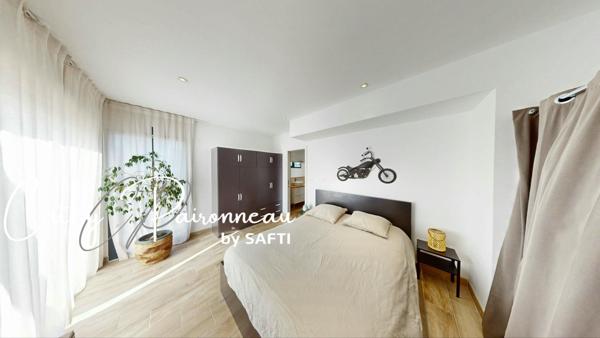 Élégance contemporaine de plain-pied et vue dominante dans un cadre verdoyant et préservé