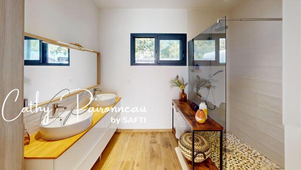 Élégance contemporaine de plain-pied et vue dominante dans un cadre verdoyant et préservé