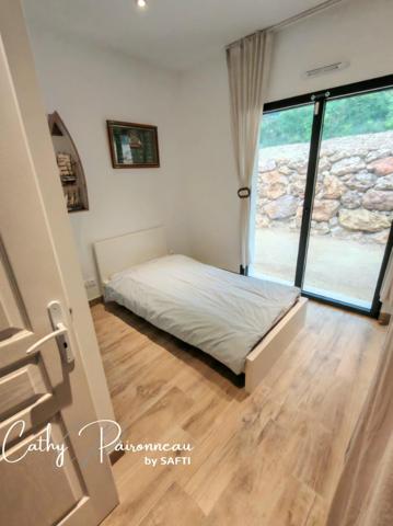 Élégance contemporaine de plain-pied et vue dominante dans un cadre verdoyant et préservé