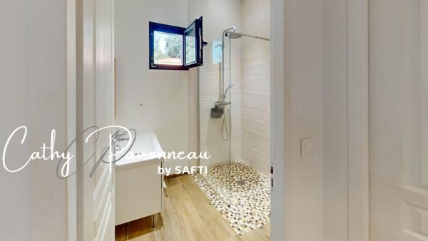 Élégance contemporaine de plain-pied et vue dominante dans un cadre verdoyant et préservé