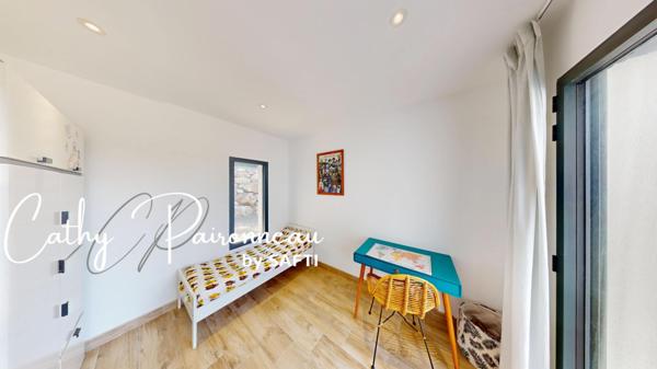 Élégance contemporaine de plain-pied et vue dominante dans un cadre verdoyant et préservé