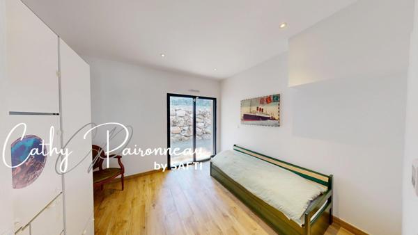 Élégance contemporaine de plain-pied et vue dominante dans un cadre verdoyant et préservé