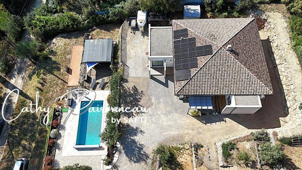 Élégance contemporaine de plain-pied et vue dominante dans un cadre verdoyant et préservé