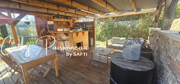 Élégance contemporaine de plain-pied et vue dominante dans un cadre verdoyant et préservé