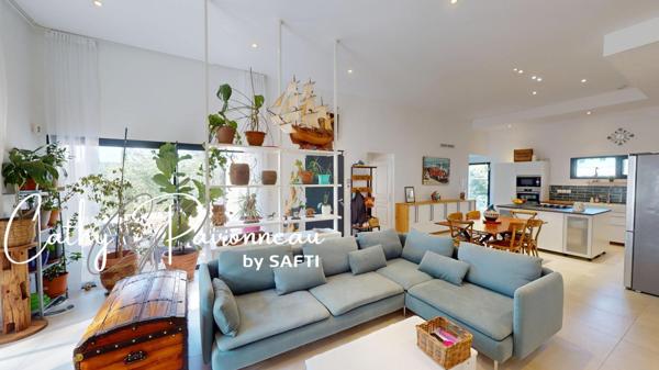 Élégance contemporaine de plain-pied et vue dominante dans un cadre verdoyant et préservé