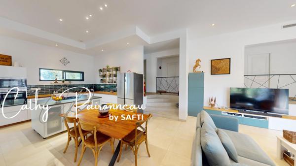 Élégance contemporaine de plain-pied et vue dominante dans un cadre verdoyant et préservé