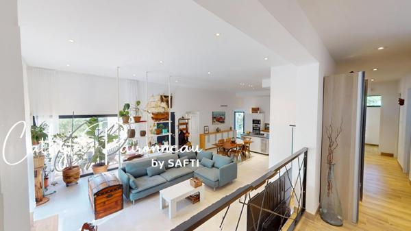 Élégance contemporaine de plain-pied et vue dominante dans un cadre verdoyant et préservé