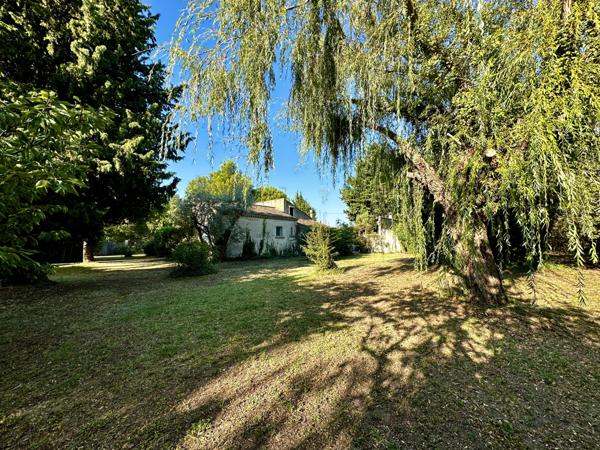 Villa de 133m2 sur 4421 m2 de terrain clos avec piscine  Jonquières (84150)