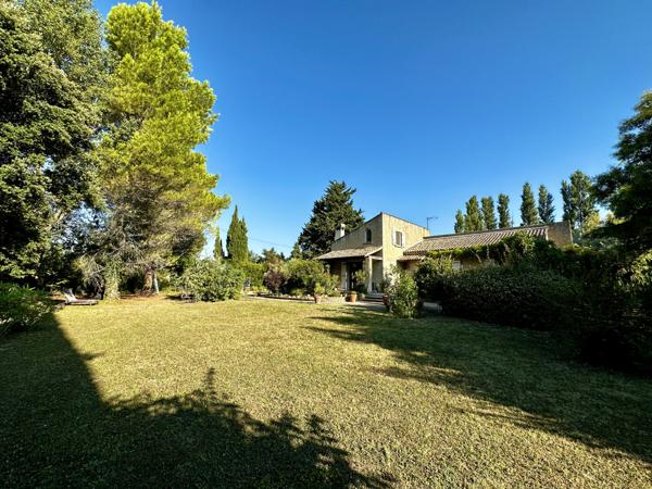 Villa de 133m2 sur 4421 m2 de terrain clos avec piscine  Jonquières (84150)