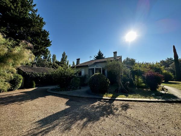 Villa de 133m2 sur 4421 m2 de terrain clos avec piscine  Jonquières (84150)