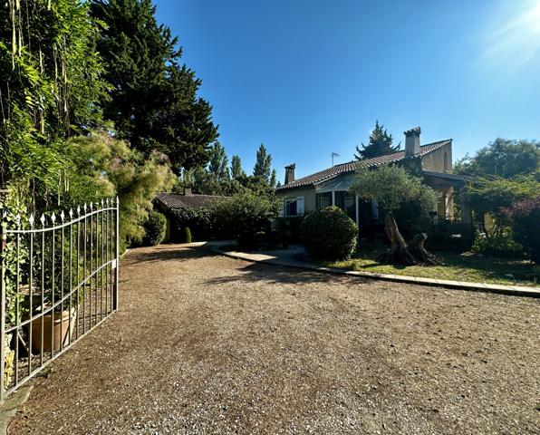 Villa de 133m2 sur 4421 m2 de terrain clos avec piscine  Jonquières (84150)