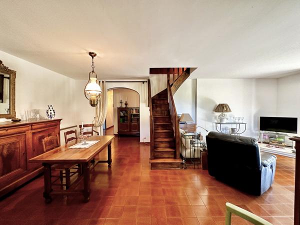 Villa de 133m2 sur 4421 m2 de terrain clos avec piscine  Jonquières (84150)