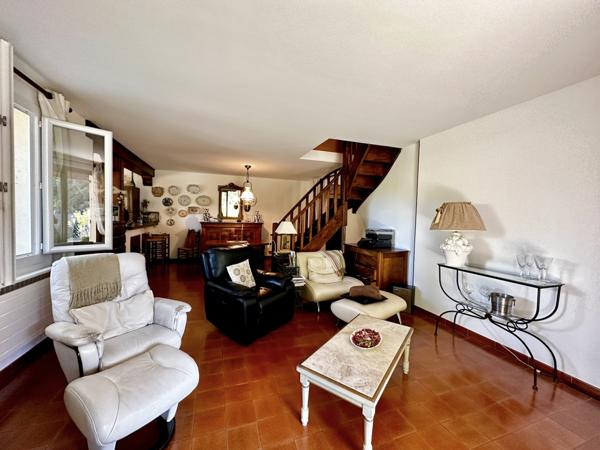 Villa de 133m2 sur 4421 m2 de terrain clos avec piscine  Jonquières (84150)