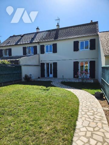 Pavillon de 88m² en bon état :
- RdC : séjour traversant avec insert, cuisine aménagée, garage...