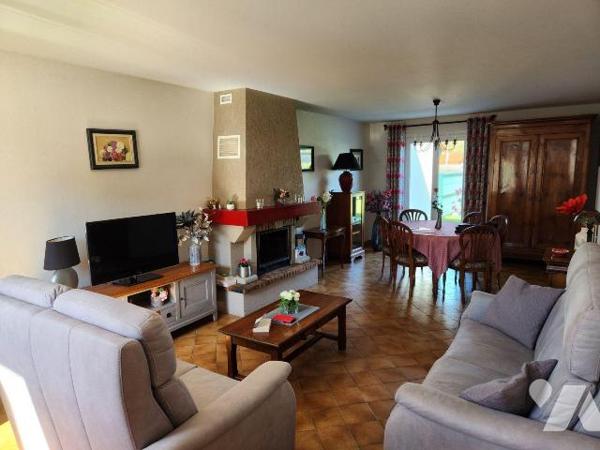 Pavillon de 88m² en bon état :
- RdC : séjour traversant avec insert, cuisine aménagée, garage...