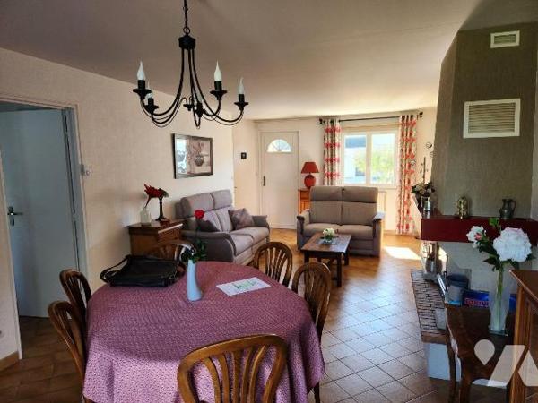Pavillon de 88m² en bon état :
- RdC : séjour traversant avec insert, cuisine aménagée, garage...