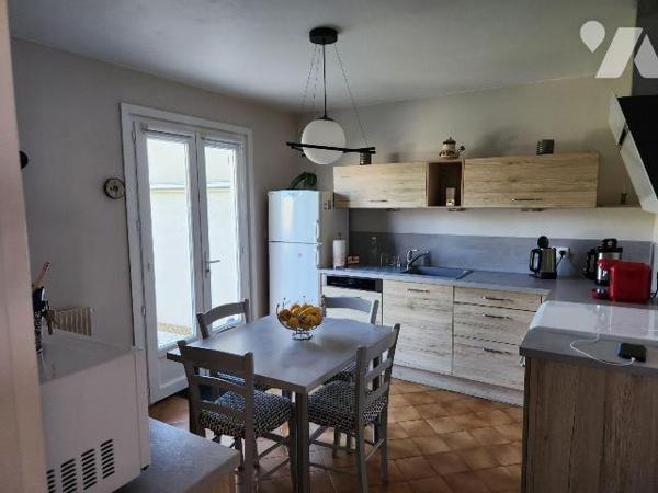 Pavillon de 88m² en bon état :
- RdC : séjour traversant avec insert, cuisine aménagée, garage...