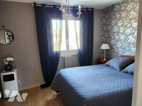 Pavillon de 88m² en bon état :
- RdC : séjour traversant avec insert, cuisine aménagée, garage...