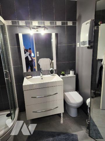 Pavillon de 88m² en bon état :
- RdC : séjour traversant avec insert, cuisine aménagée, garage...