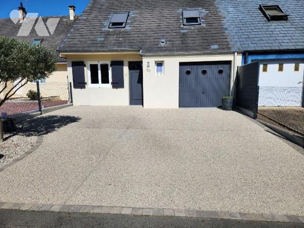 Pavillon de 88m² en bon état :
- RdC : séjour traversant avec insert, cuisine aménagée, garage...