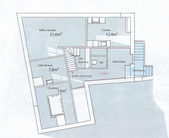 Emplacement idéal  Dans une belle bâtisse en pierre, au cur de Morgat