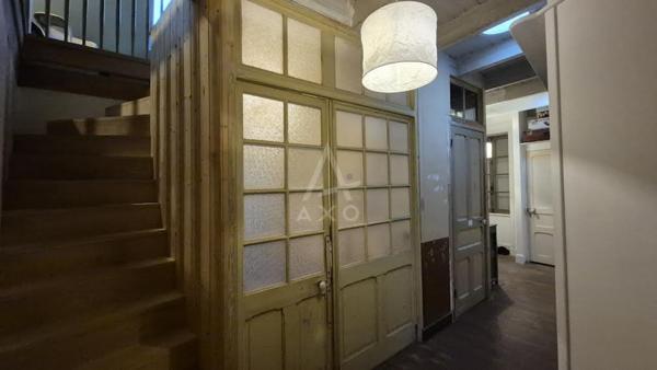 Emplacement idéal  Dans une belle bâtisse en pierre, au cur de Morgat