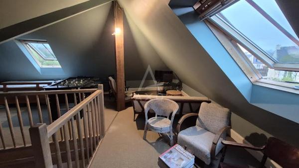 Emplacement idéal  Dans une belle bâtisse en pierre, au cur de Morgat