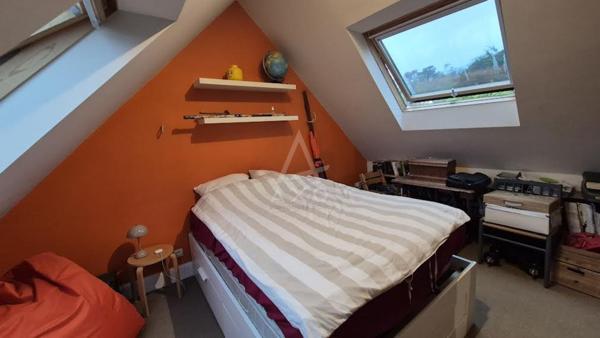 Emplacement idéal  Dans une belle bâtisse en pierre, au cur de Morgat