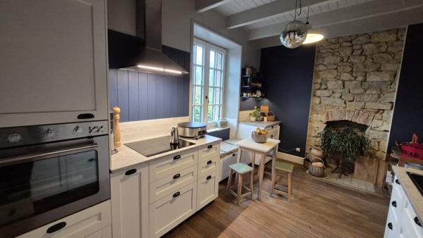 Emplacement idéal  Dans une belle bâtisse en pierre, au cur de Morgat