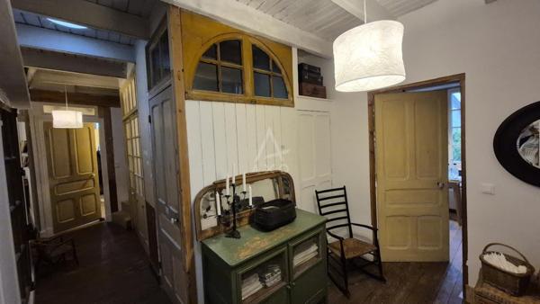 Emplacement idéal  Dans une belle bâtisse en pierre, au cur de Morgat