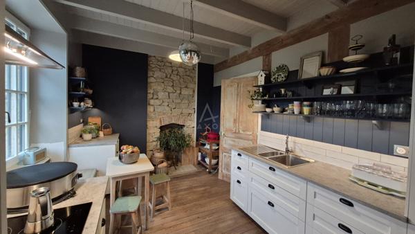 Emplacement idéal  Dans une belle bâtisse en pierre, au cur de Morgat