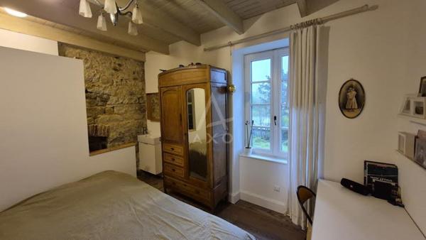 Emplacement idéal  Dans une belle bâtisse en pierre, au cur de Morgat