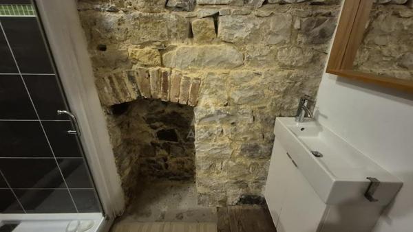 Emplacement idéal  Dans une belle bâtisse en pierre, au cur de Morgat