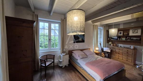 Emplacement idéal  Dans une belle bâtisse en pierre, au cur de Morgat