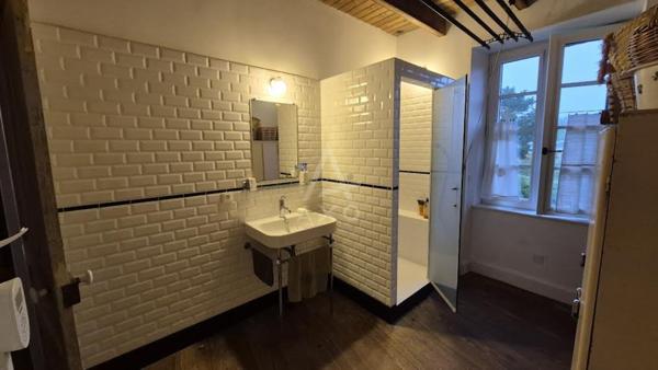 Emplacement idéal  Dans une belle bâtisse en pierre, au cur de Morgat